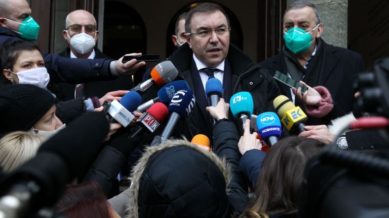 Масово тестване на учители за COVID-19 ще започне на 25