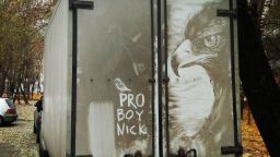 Уличен художник превръща мръсни камиони в истинско изкуство