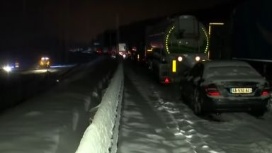 Над 2000 автомобила блокирани в снега на магистрала във Франция (видео)