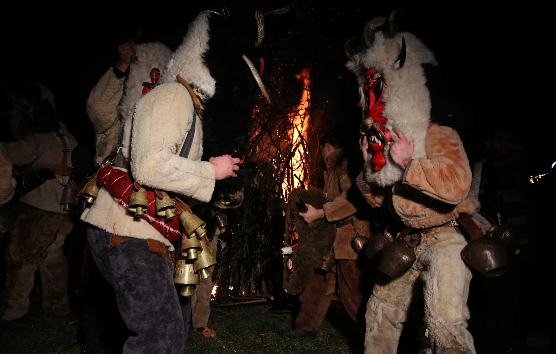 Ритуалните шествия с кукери в село Батановци преминаха при строги противоепидемични мерки. 