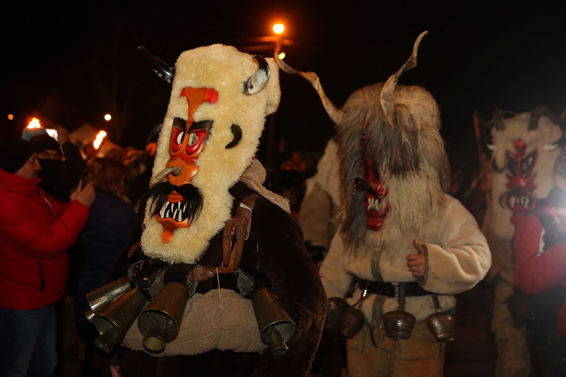 Ритуалните шествия с кукери в село Батановци преминаха при строги противоепидемични мерки. 