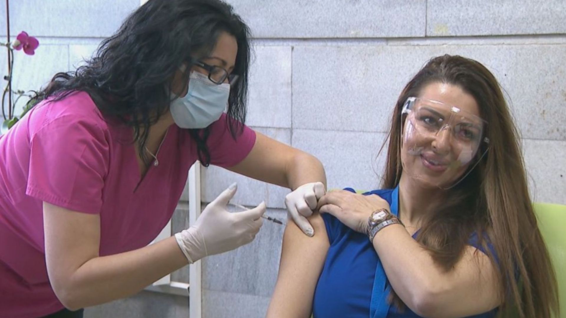Старша акушерка в Майчин дом получи първата ваксина на "Модерна" (видео и снимки)