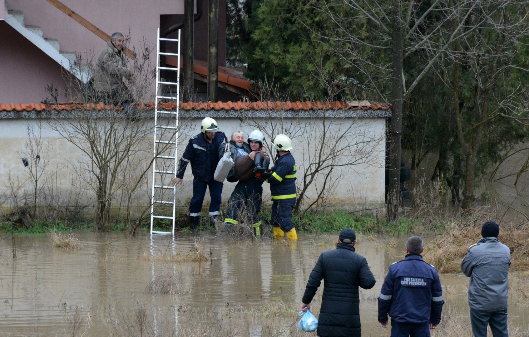Евакуация на хора от къщи край река Струма в близост до Благоевград, 12 януари