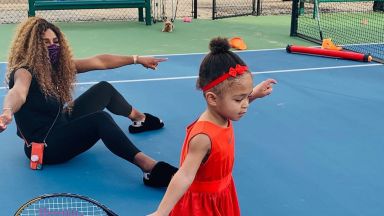 Каквато майката, такава и дъщерята: момичето на Серина Уилямс усвоява мощния удар на тенисистката