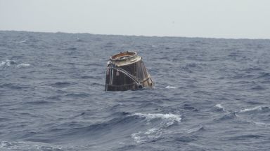 Товарният космически кораб "Дракон" се приводни край Флорида