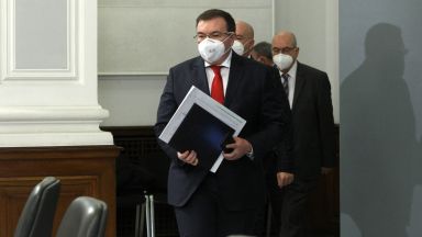 При спад на заболяемостта под 120 на 100 хил души