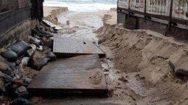 Проливни дъждове и бурни вълни изядоха два от най атрактивните плажове в Созопол