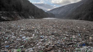 Плаващото сметище в река Искър което се образува на стената