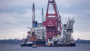 Корабът "Фортуна" полага тръби на "Северен поток 2" в датски води