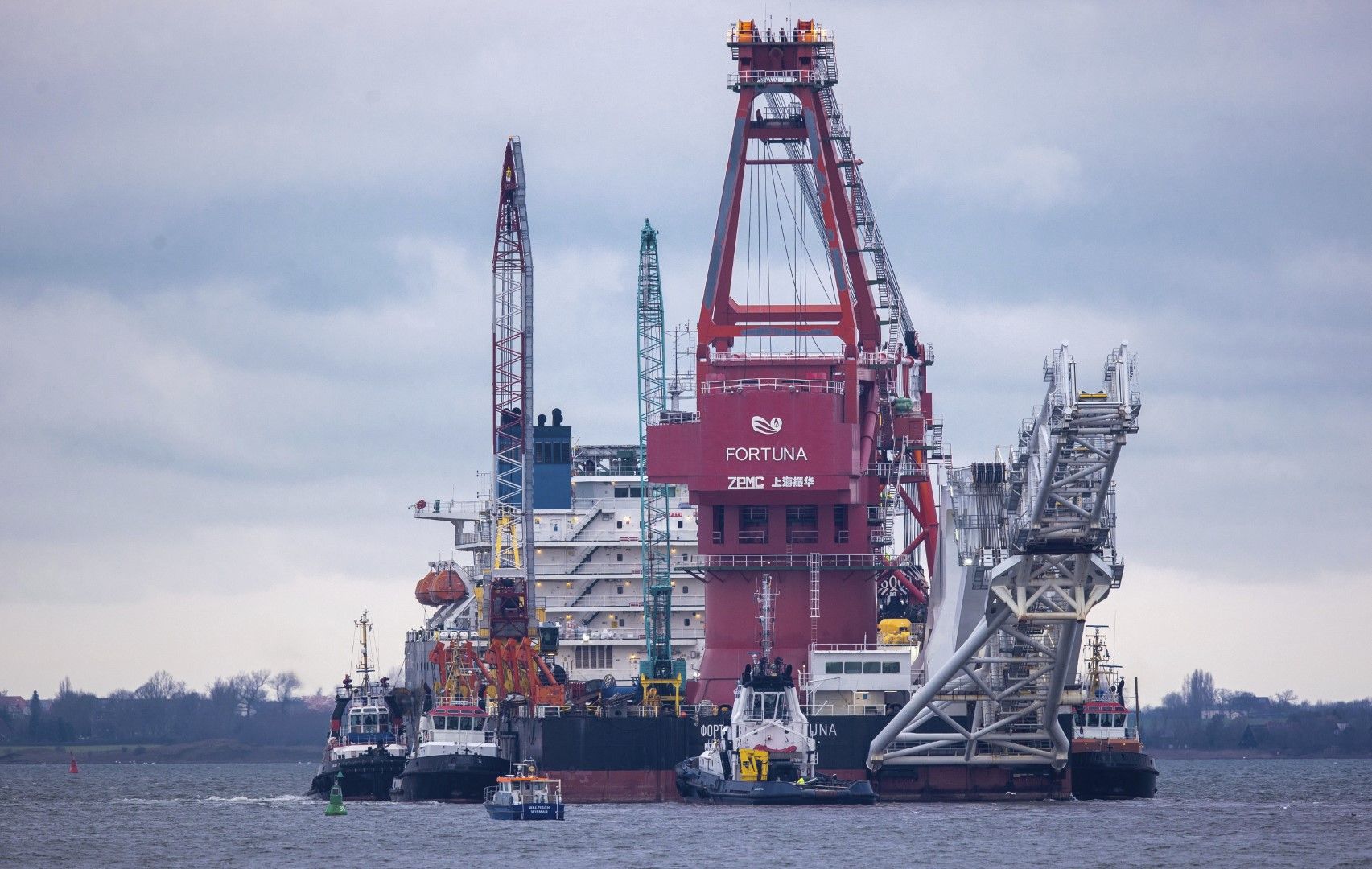 "Северен поток 2" - руският кораб за полагане на тръби Фортуна, акостиран на пристанище Визмар, Германия, на брега на Балтийско море, 14 януари. Фирмата собственик на кораба вече беше подложена на санкционния механизъм