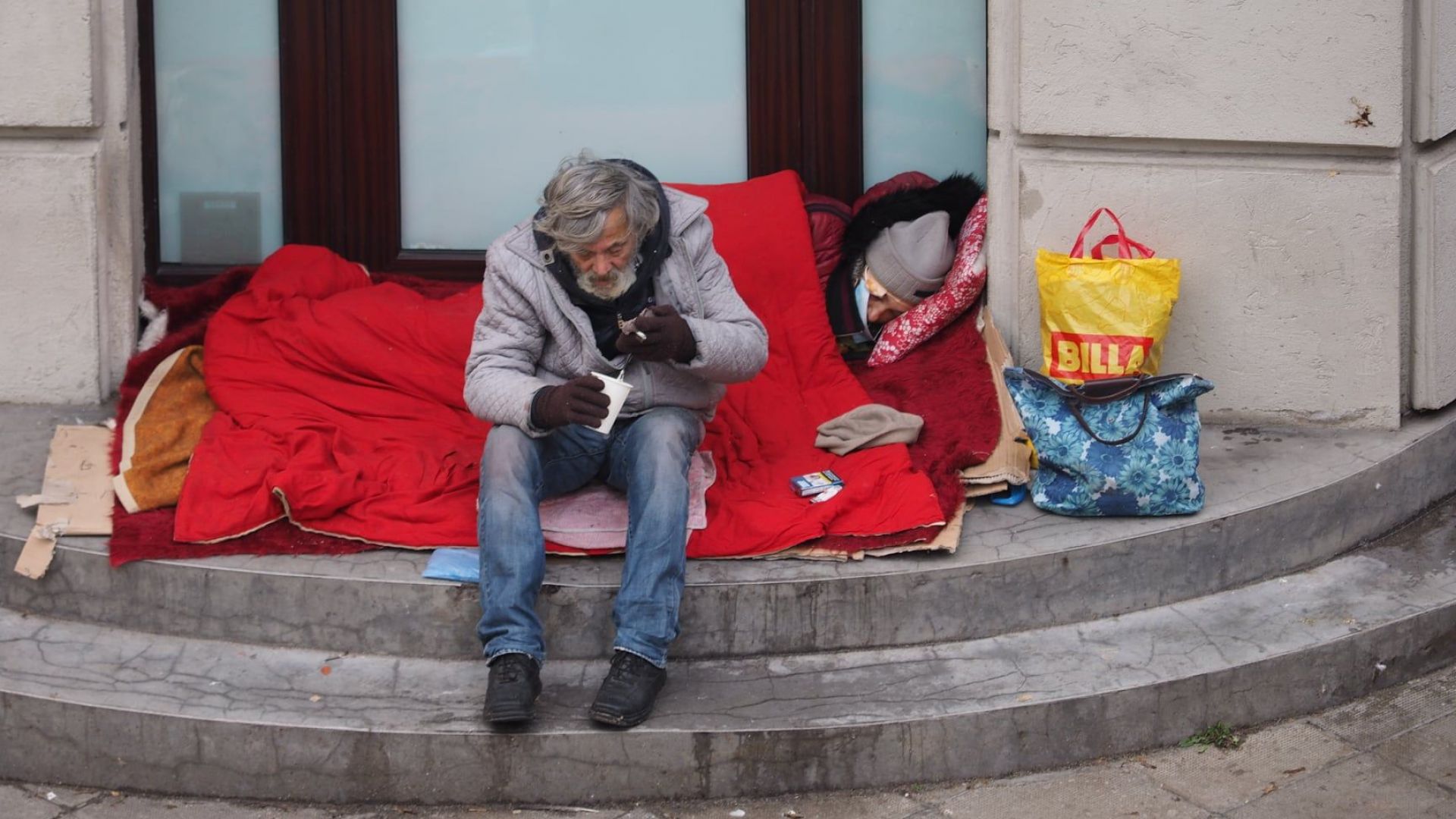 Добри хора спасиха бедстваща двойка бездомници в центъра на София (снимки)