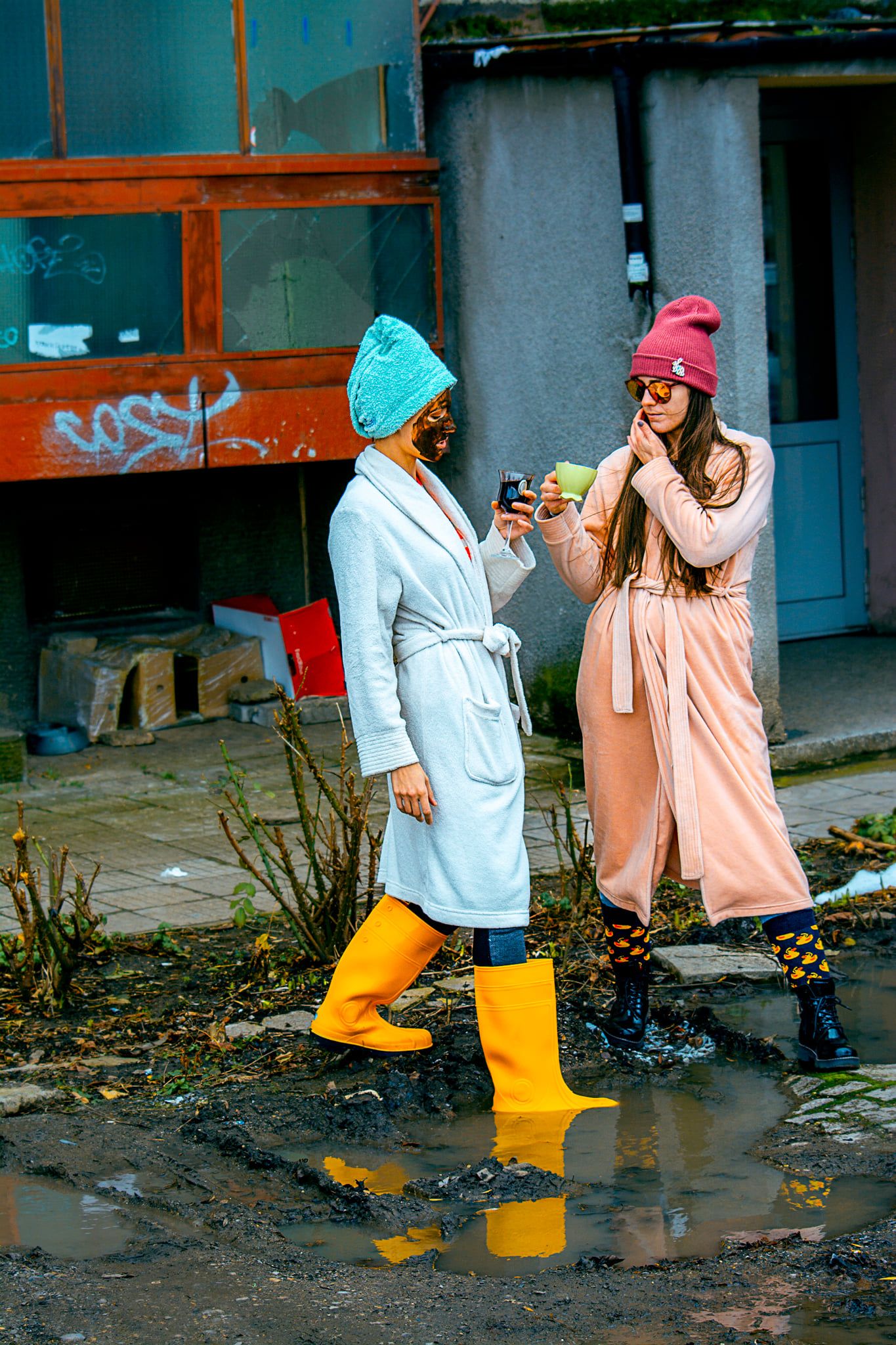 С шарени ботуши, двете млади жени правят ситуацията по улиците още по-запомняща се