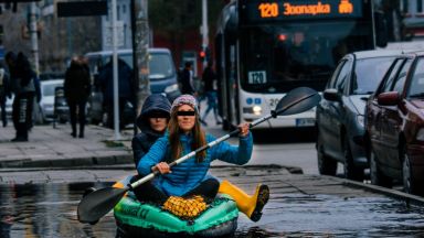 Стрийт сатира в гумени ботуши:  С кану по локвите между два квартала или една градска рапсодия