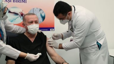 Ердоган си постави китайската ваксина срещу COVID-19 (видео)