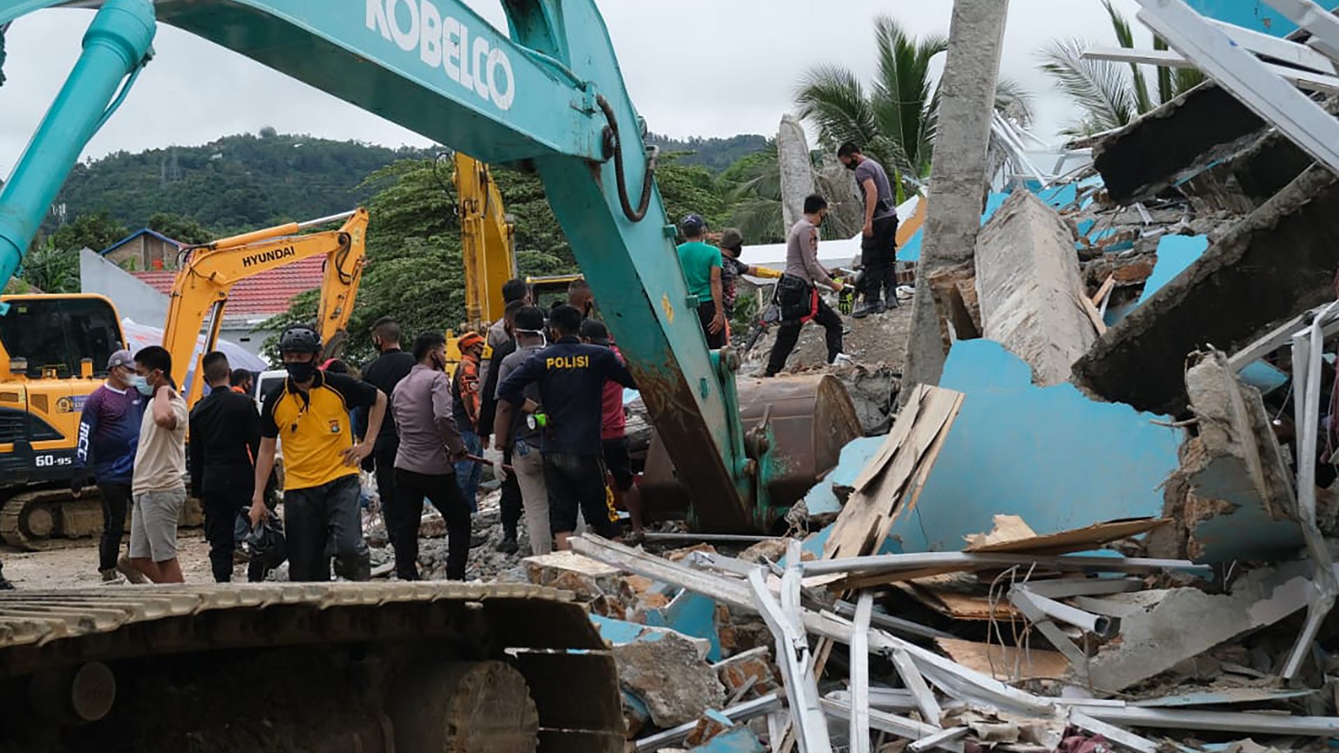6,2 по Рихтер разтърси Индонезия, има десетки жертви и рухнала болница (снимки, видео)