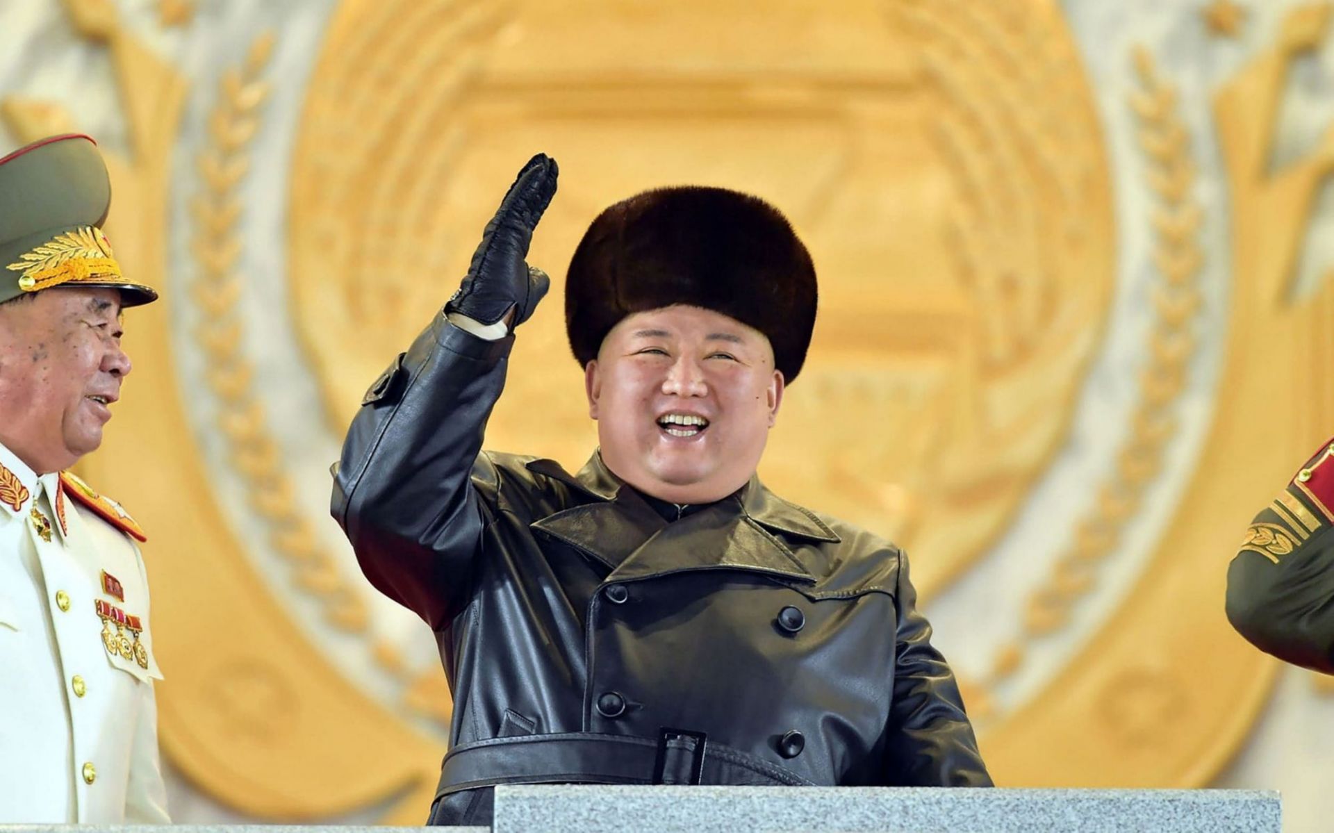 Ким Чен Ун по време на показването на ракетите