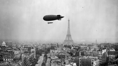 Париж и Айфеловата кула в 27 исторически снимки
