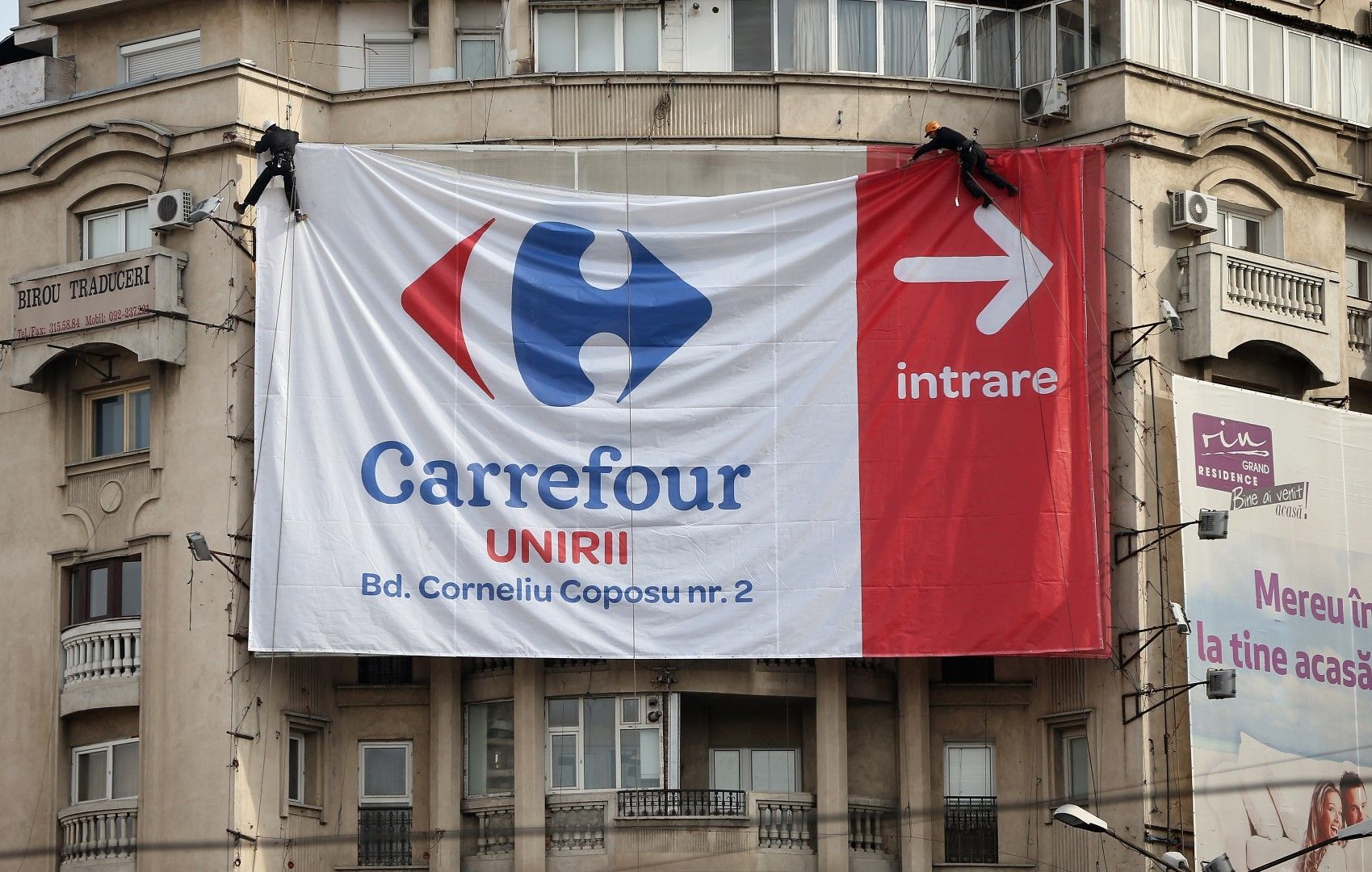 Букурещ, 18 март 2013 г. Голямо платно указва къде наблизо отваря супермаркет на "Карфур"