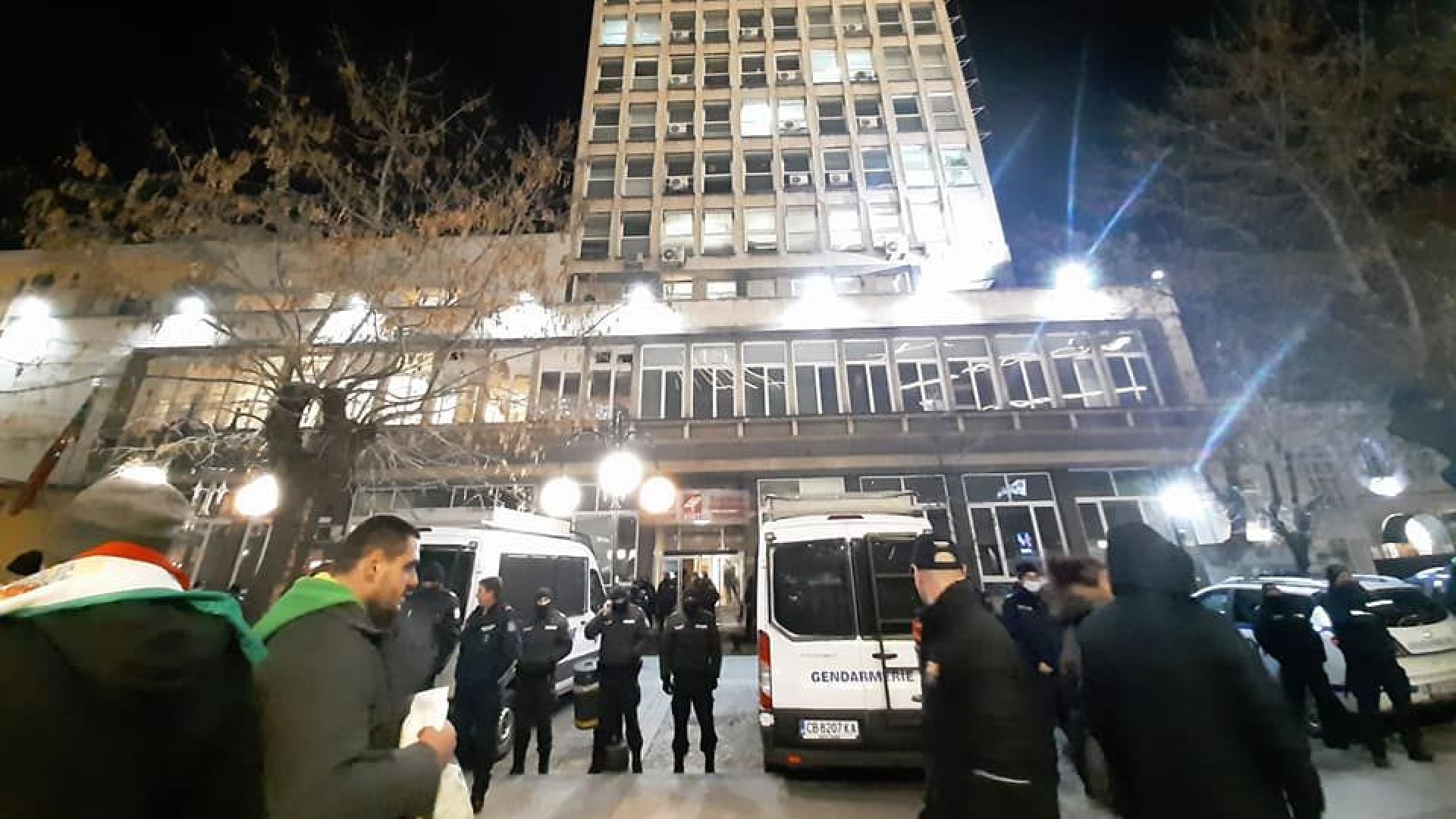 Засилено полицейско присъствие около БНТ, протестиращи искаха “среща“ с Каракачанов (снимки, видео)