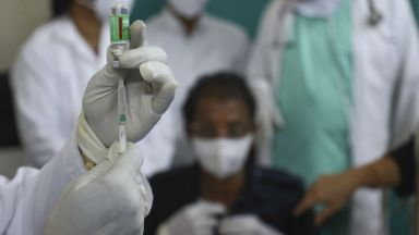 Индия започна да ваксинира днес срещу ковид здравните си работници