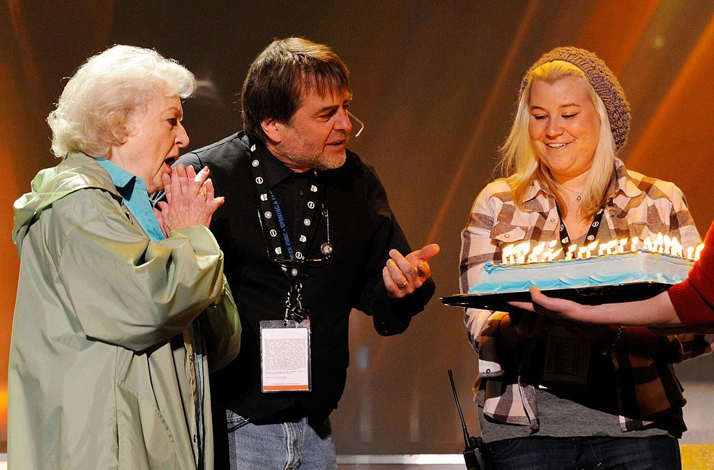 Бети Уаит получава торта за рождения си ден на сцената на Наградите на актьорската гилдия