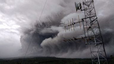 Вулканът Семеру в индонезийската провинция Източна Ява изхвърли днес газ