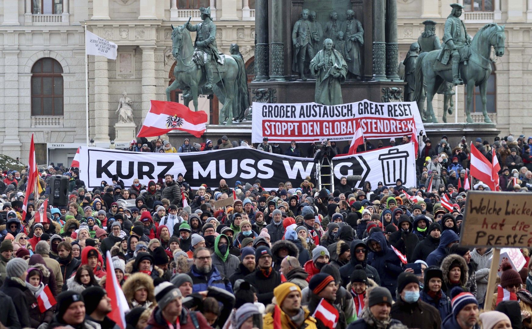 "Курц трябва да си ходи" - такъв плакат издигнаха във Виена в събота, 16 януари, протестиращи срещу ограничителните мерки в Австрия, наложени от правителството на канцлера Себастиан Курц