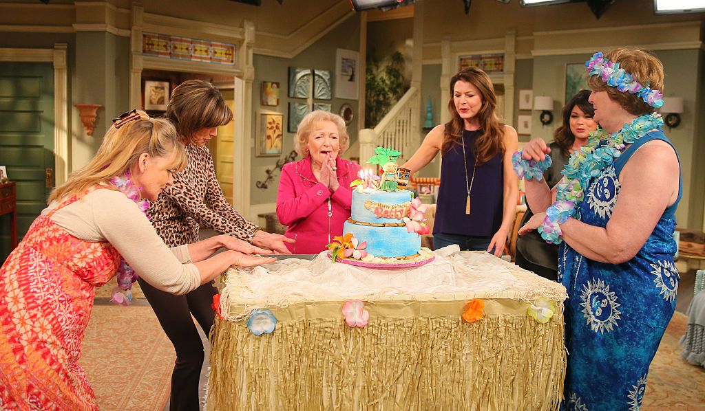 Екипът на сериала "Жега в Кливланд" изненадва Бети на снимачната площадка с торта за рождения ѝ ден през 2015 г.