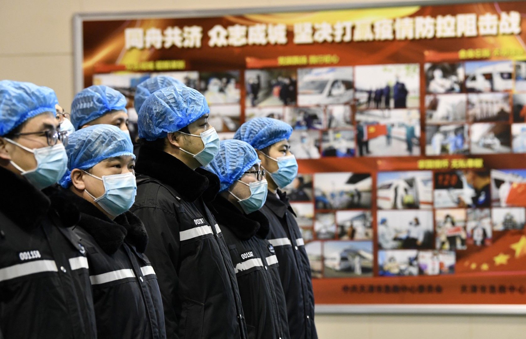 Китайски лекари от град Тянцзин се готвят да заминат за провинция Хъбей, където в последните дни пуснаха нова болница за заразени с коронавирус с 1500 стаи
