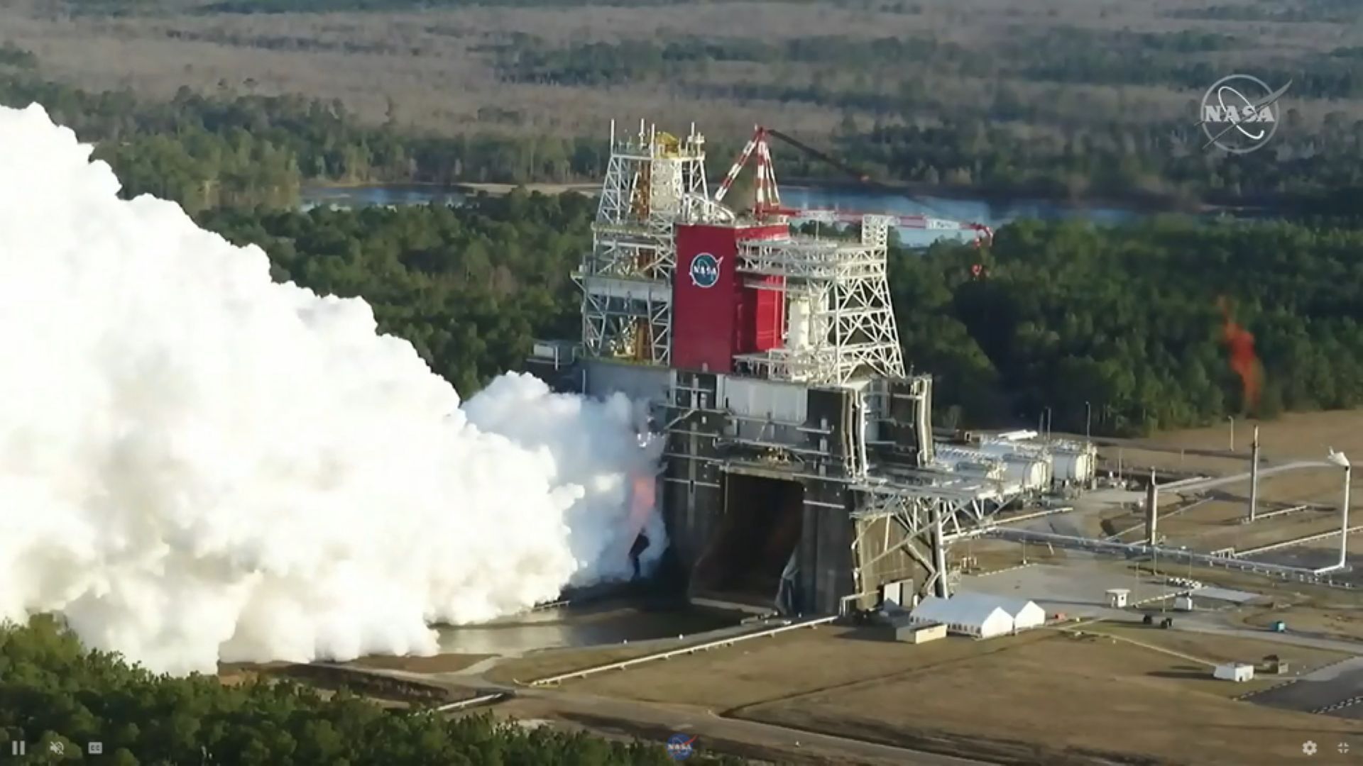 НАСА изпробва двигателите на ракетата-носител за полет до Луната
