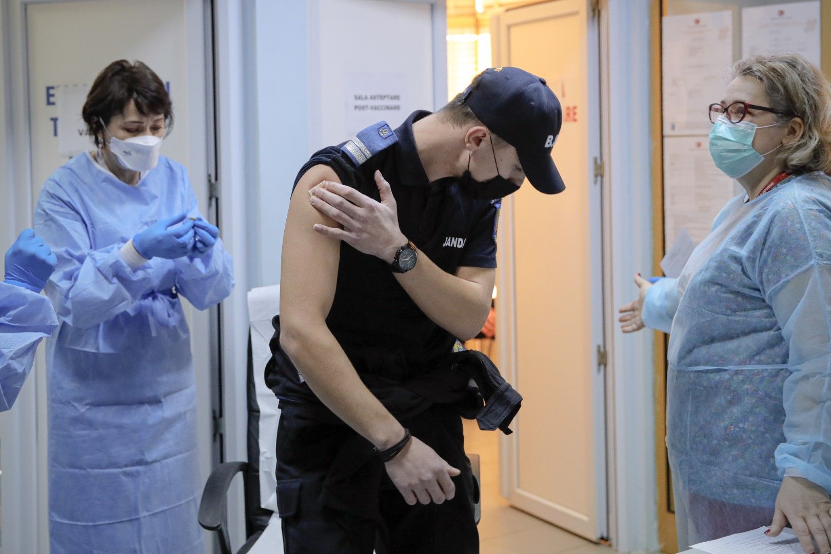 Румънски жандармерист току-що е получил ваксина в болница в Букурещ, 15 януари 2021 г.