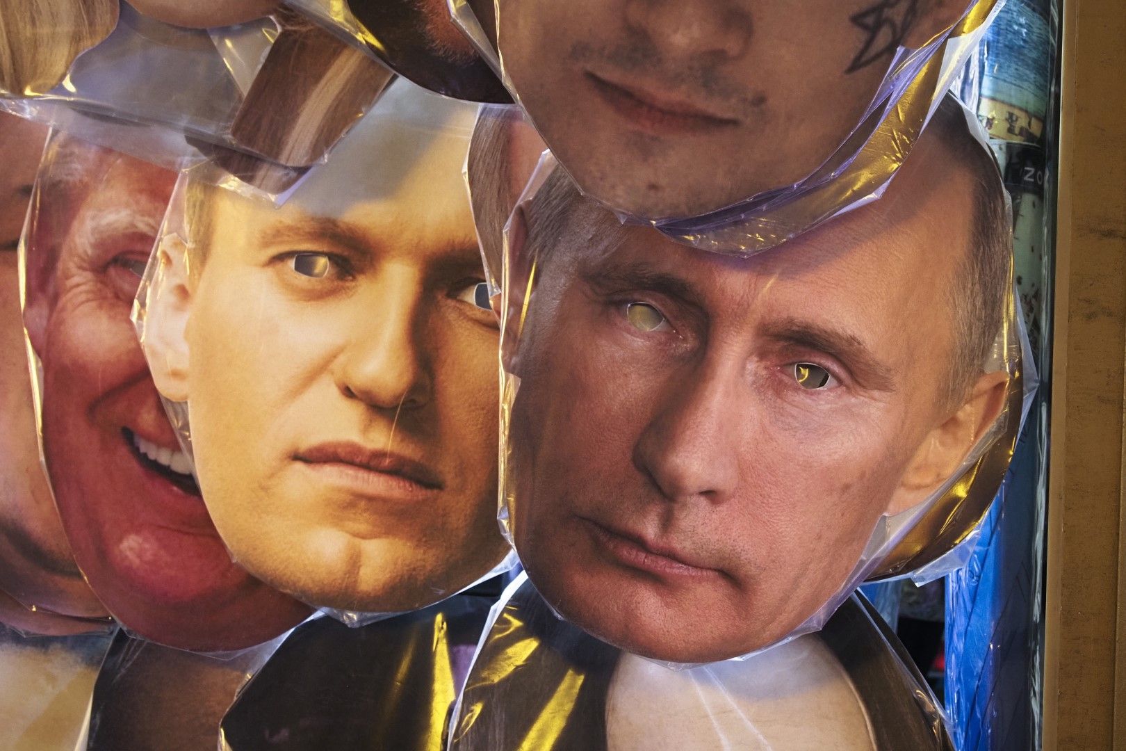 Маски за лице, изобразяващи руския президент Владимир Путин вдясно и руския опозиционен лидер Алексей Навални, вляво от Путин, наред с други, изложени за продажба в уличен магазин за сувенири в Санкт Петербург, Русия, 17 януари 2021 г.