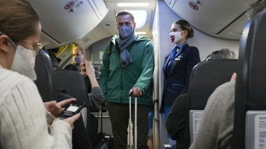 Със самолетни неволи и арести на привърженици бе съпроводено завръщавето