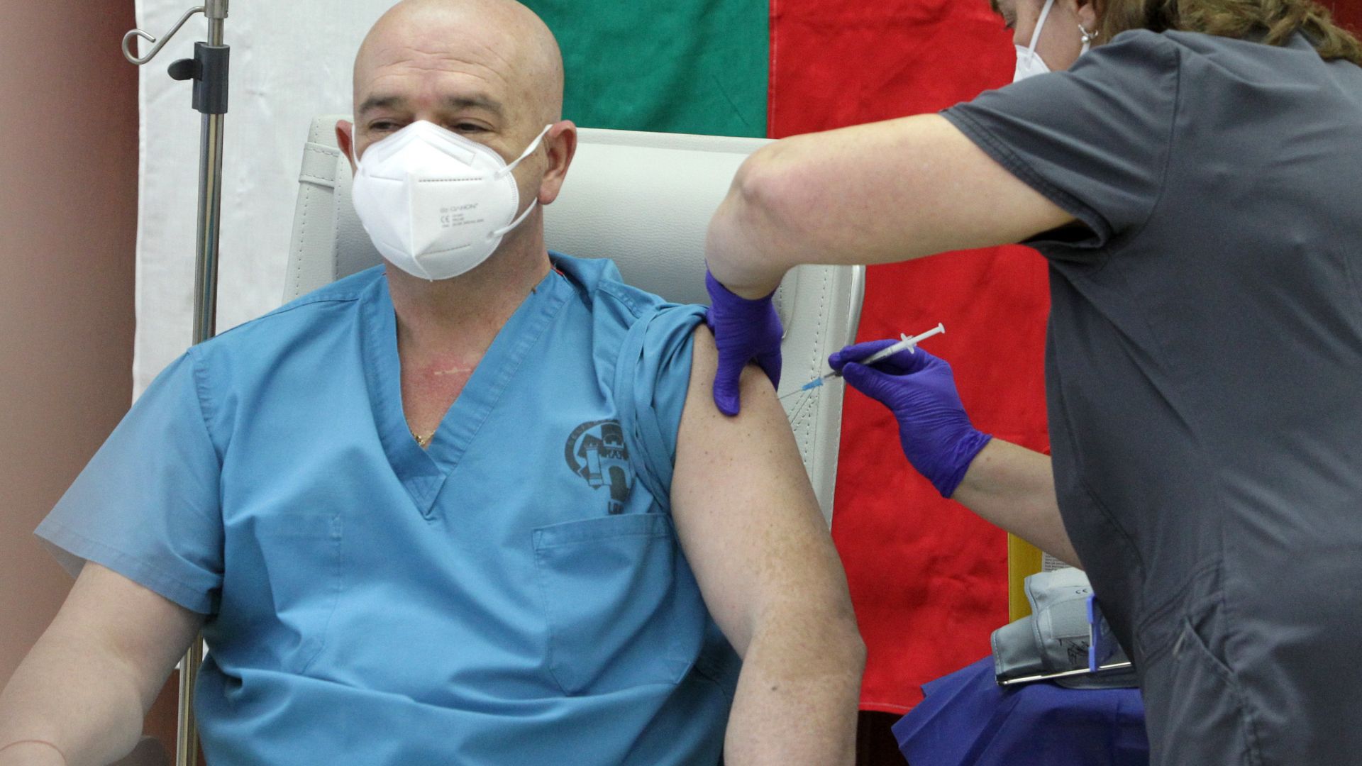 Започнаха реимунизациите: Втора доза получиха здравният министър и проф. Мутафчийски (видео)