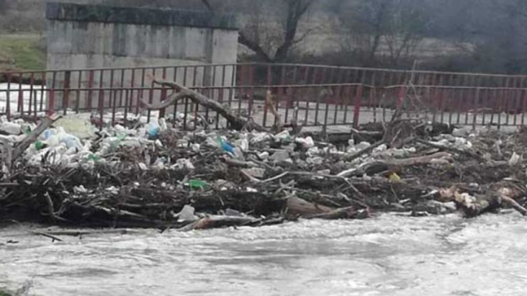 Проливните дъждове в Кюстендилско образуваха подвижно сметище по река Струма