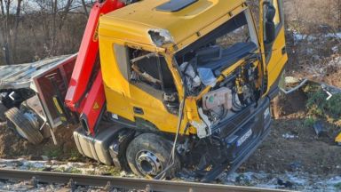 Влак удари камион на жп прелез край мездренското село Крета