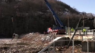 До края на седмицата плаващото сметище по река Искър край