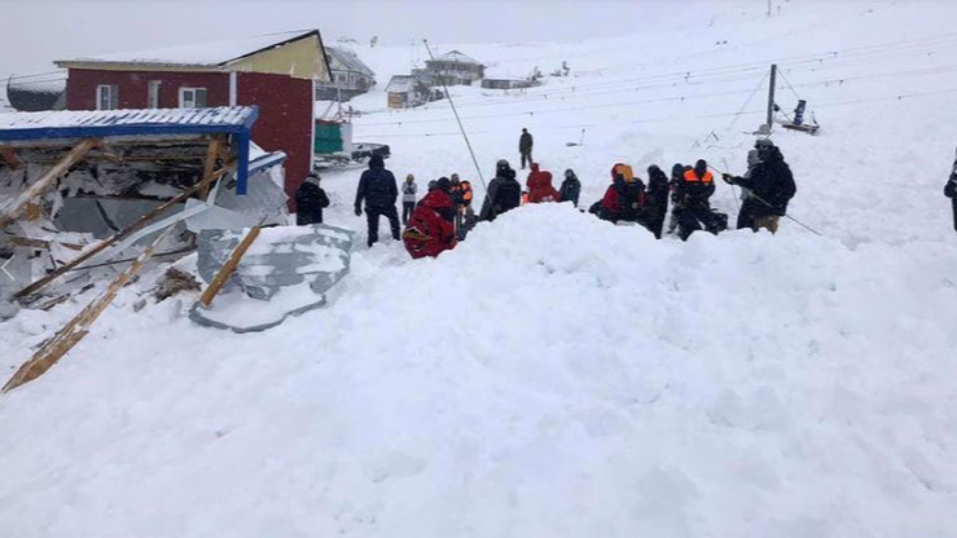 Няколко души се издирват след падане на лавина в Кавказ