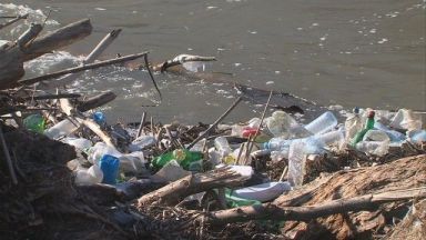 Ново плаващо сметище Река Струма донесе огромно количество боклуци край