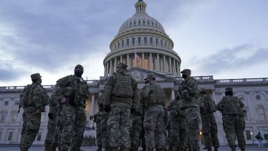 Последен ден на Тръмп в Белия дом: Центърът на Вашингтон прилича на военен лагер (снимки)