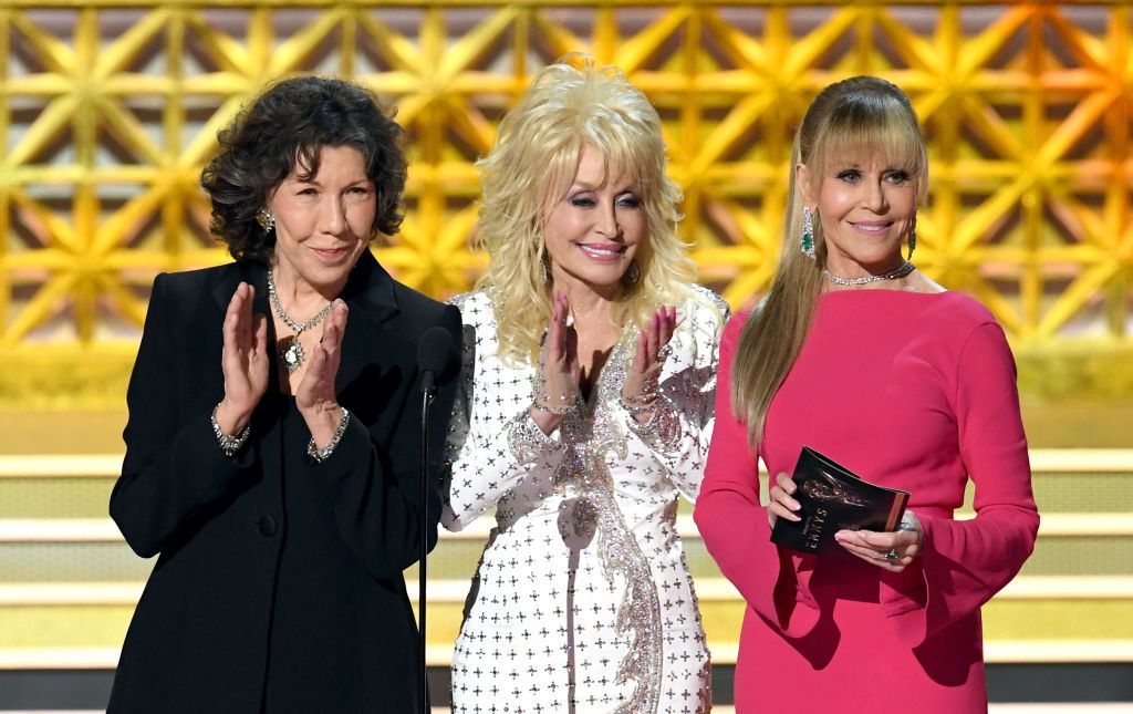 Лили Томлин, Доли и Джейн Фона на 69-ите награди "Еми" през 2017 г.