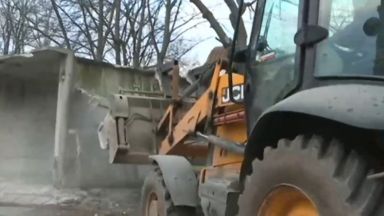 Край на незаконните гаражи в столичния район Красна поляна Багер