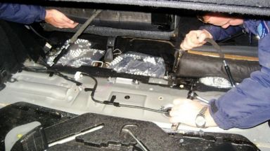 На Дунав мост 2 спипаха близо 3000 блистера диазепам в