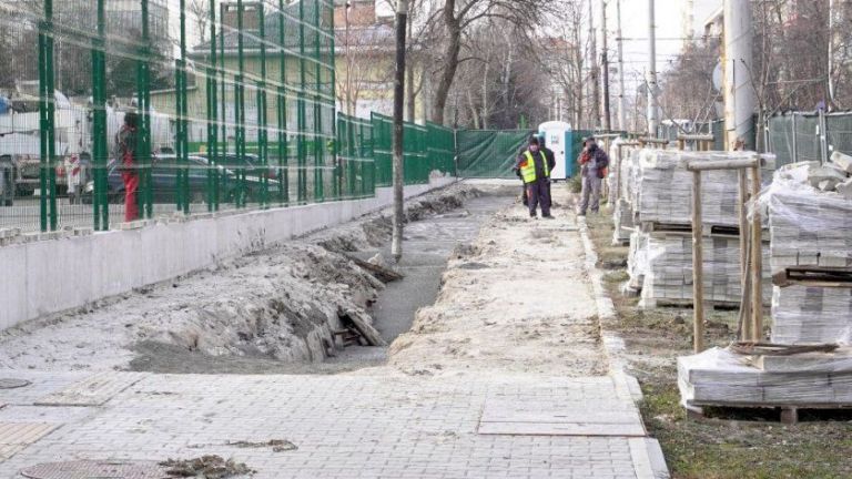 Започна ремонтът на пропадналия тротоар пред Медицинска академия в София.