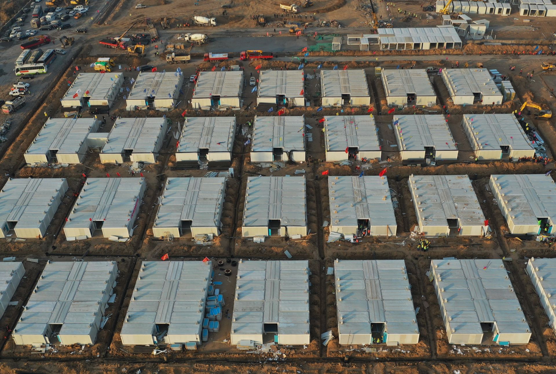 Стотици работници изграждат в Китай гигантски център за карантиниране