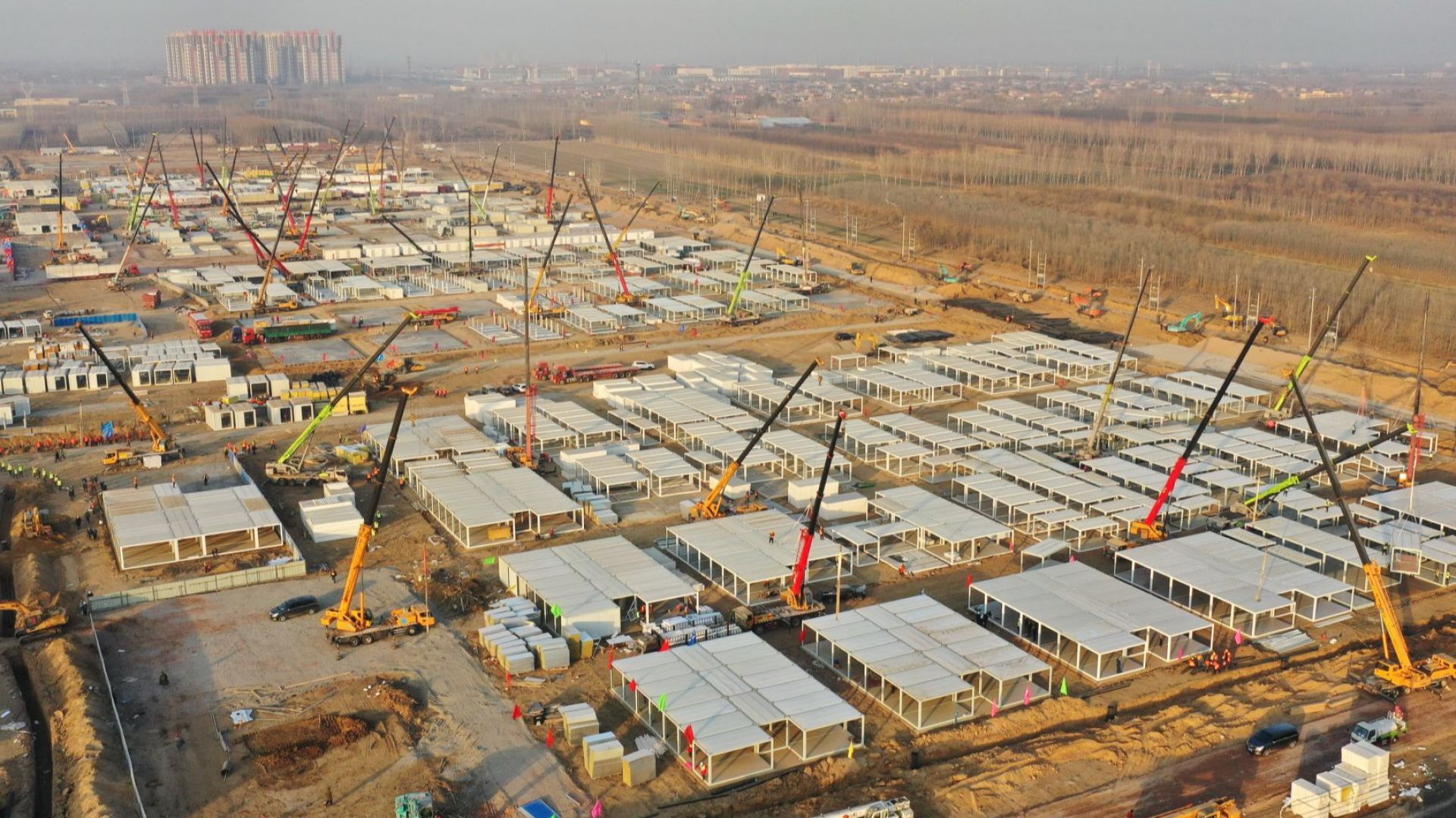 Китай строи гигантски карантинен център в провинция Хъбей (снимки)
