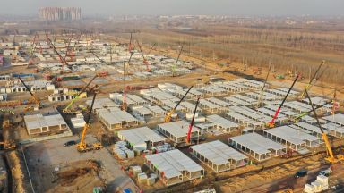 Стотици работници сменящи се през 24 часа изграждат в Китай