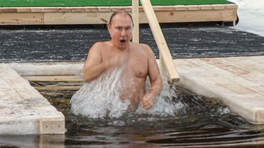 Руският президент Владимир Путин се потопи в ледените води край