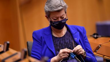 Забавен момент хванаха фотографите които отразяват днешната пленарна сесия на