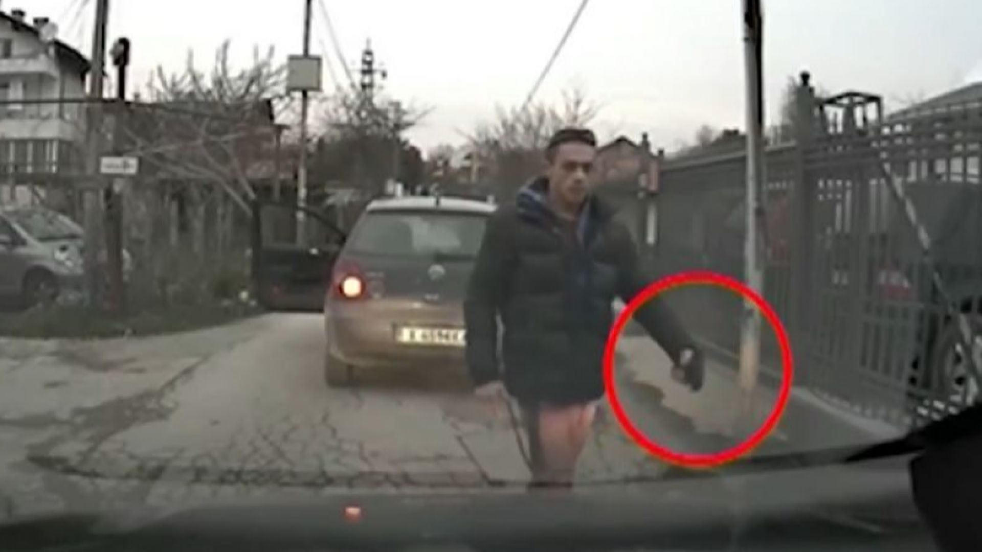 Мъж размаха пистолет пред младежи, шофирали зад него край Варна, в ареста е (видео)
